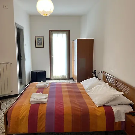 Aurora Hotel *