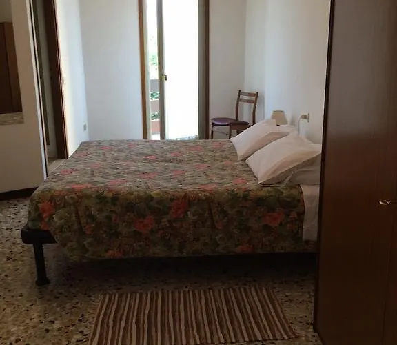 Aurora Hotel *